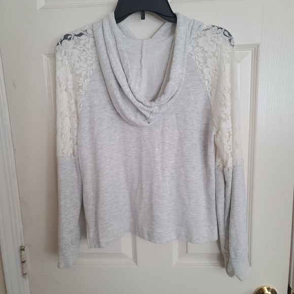 Cute hoodie with lace shoulders - Picture 2 of 4